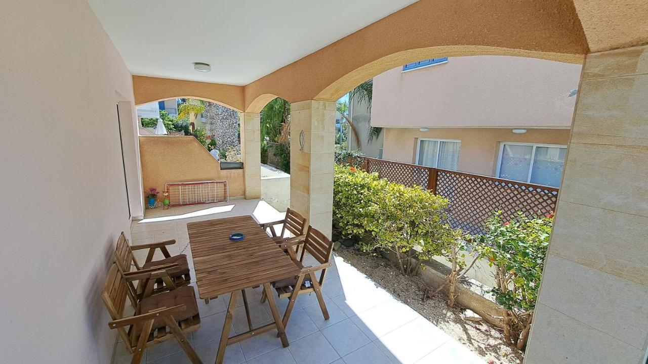 Zom Holiday Apartment Paphos ภายนอก รูปภาพ