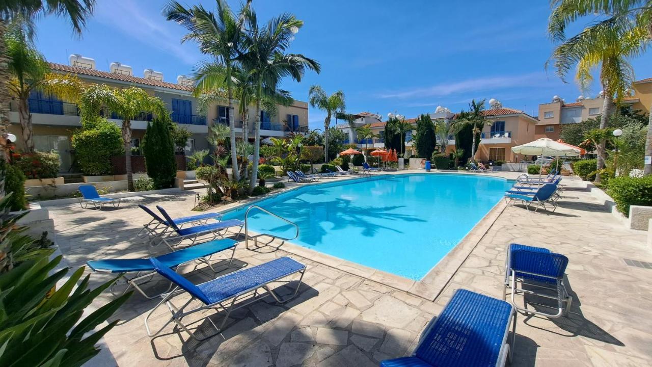 Zom Holiday Apartment Paphos ภายนอก รูปภาพ