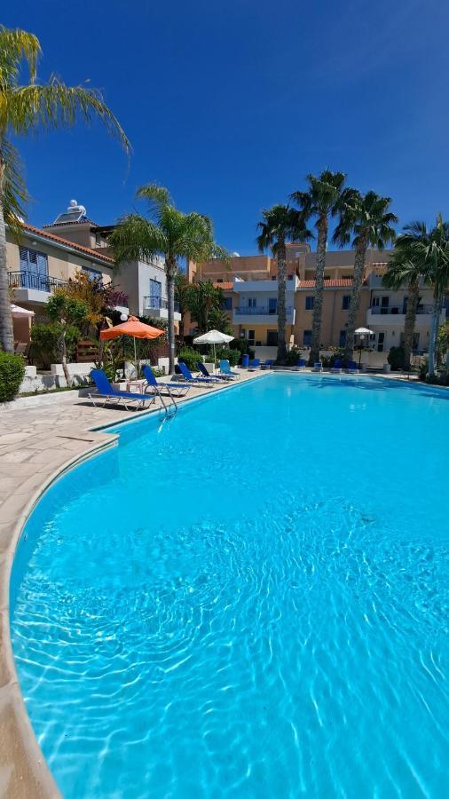Zom Holiday Apartment Paphos ภายนอก รูปภาพ
