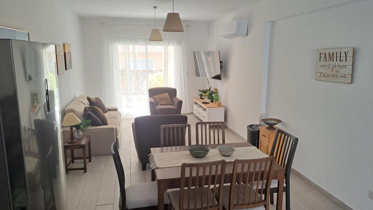 Zom Holiday Apartment Paphos ภายนอก รูปภาพ
